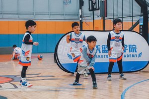 八岁男孩篮球基本功训练